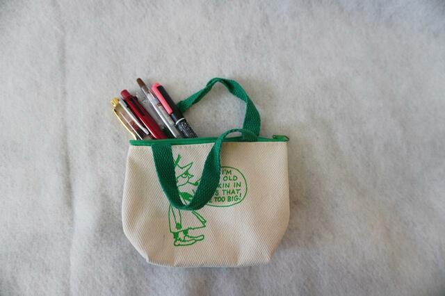 『GLOW（グロー）2023年5月号』【特別付録：MOOMIN（ムーミン）バッグ型が可愛いポーチ3点セット】】中サイズはペンケースとして使えそう