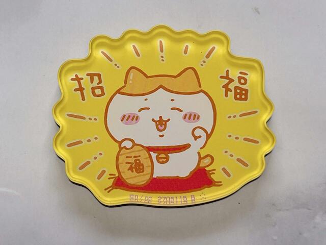 招き猫になったハチワレがかわいすぎ…!持っているだけで開運しそうです♪