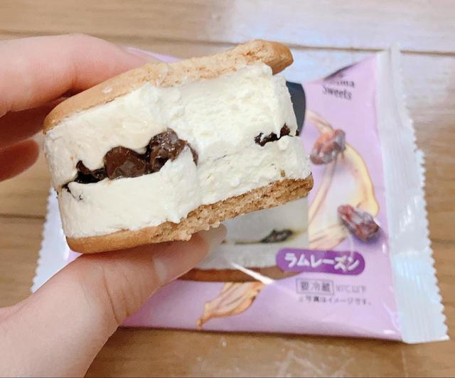 【ファミリーマート　バタービスケットサンドラムレーズン】レーズンの香りが広がる大人のバターサンド