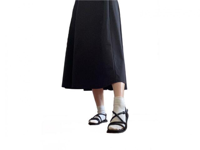 【UNIQLO ナローストラップサンダル】白靴下とフレアスカートで可愛らしく