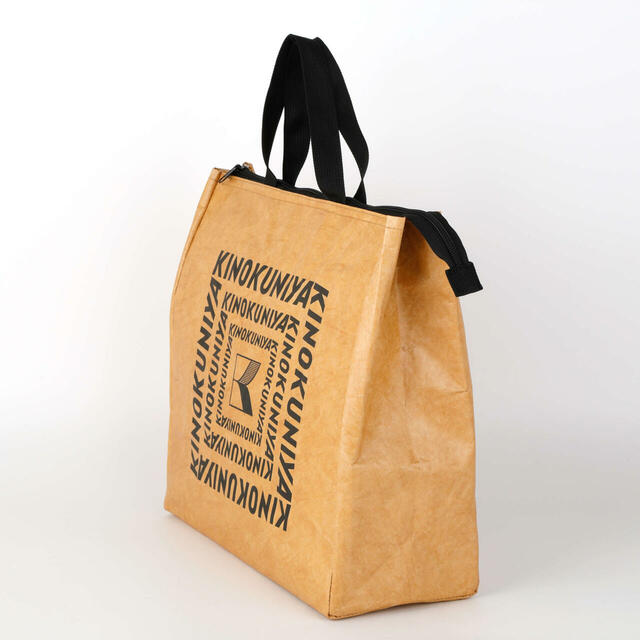 【紀ノ国屋　リンクリー保冷バッグ】クラフト紙のようなナチュラルな質感が特徴ですが、ポリエチレン製で水に強い！