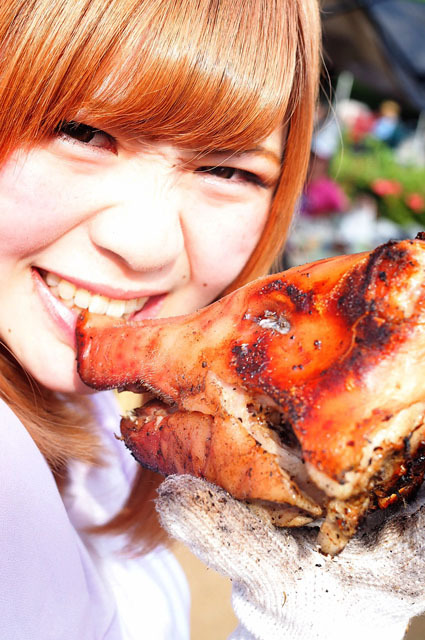 珍肉に食らい付く! ワイルドすぎる美女たち