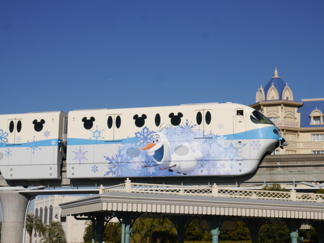 「アナとエルサのフローズン・ファンタジー」　©Disney