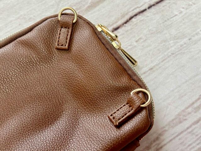 縦で持ちたい時に使うのはこの2つ！【SNOOPY（スヌーピー）タテでもヨコでも持てる！スマホショルダーBOOK BROWN】