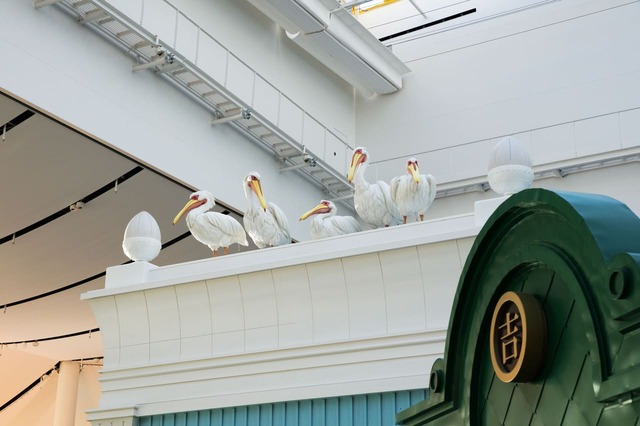 ジブリの大倉庫　近くの屋根にはペリカン