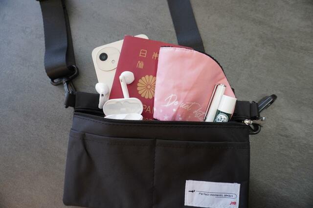 座席ポケットに入れておきたい小物類を収納できる