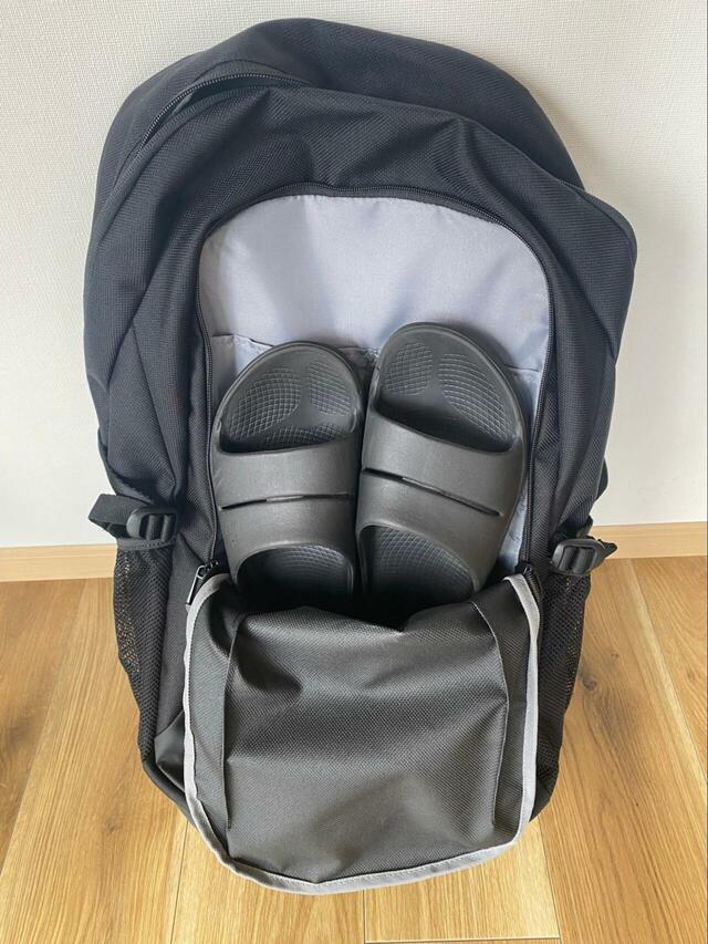 【adidas チーム バックパック 35 L】前面には大きなシューズポケットを装備。汚れが気になる子どもの靴やジム用シューズなどを、メインの荷室と分けて収納できます