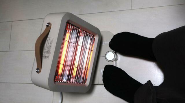 【3COINS 足踏みスイッチヒーター】発熱管2つで「強(550W)」、1つで「弱(275W)」の2段階に調整できます