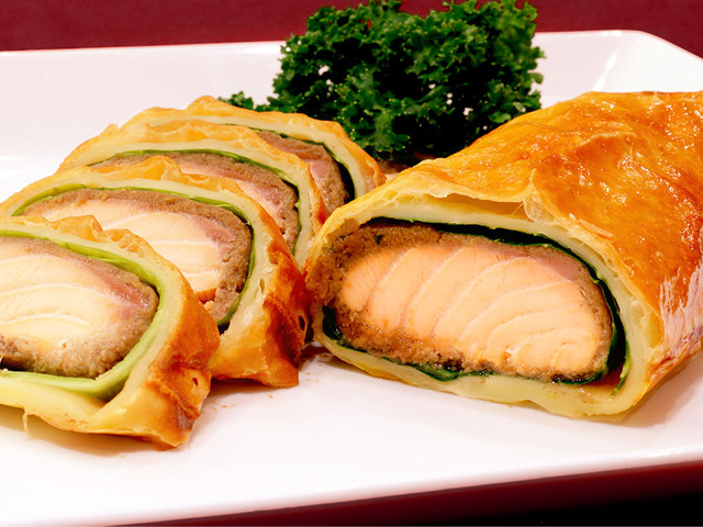 「サーモンのパイ包み焼」<期間:2025年12月27日〜2026年1月3日>【年末年始は「松阪牛・蟹・握り寿司」が食べ放題!「東京ベイ舞浜ホテル ファーストリゾート」の贅沢すぎるディナービュッフェ!】