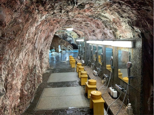 洗い場も洞窟の中みたいで楽しい