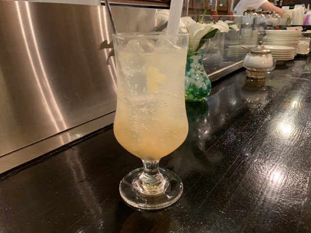 桃の果肉が入った「ピーチスカッシュ」