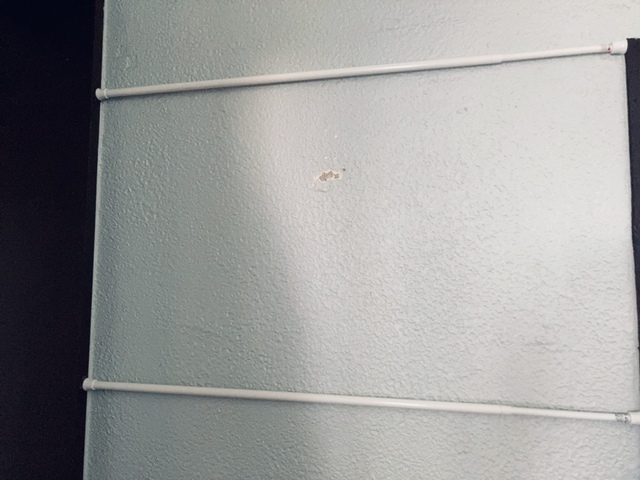 【ダイソー 突っ張り棒収納】壁の柱やドアの枠などの出っ張りに突っ張り棒を設置します