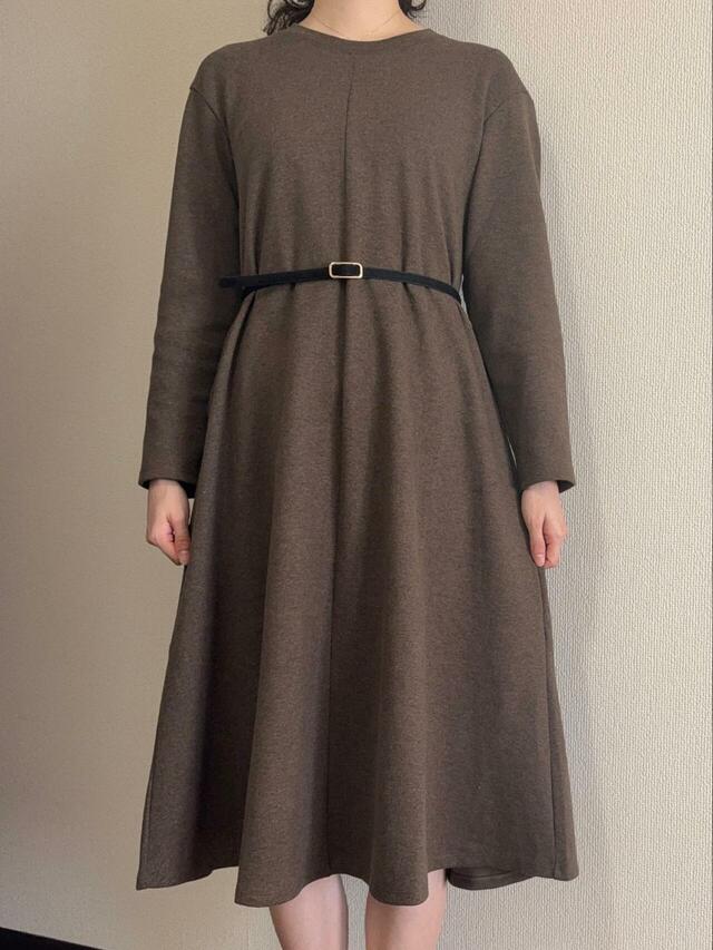 【ユニクロ ブラッシュドジャージーワンピース】細いベルトをするとより上品に。フォーマルなシーンにも着ていけそう