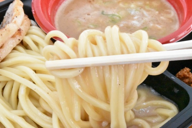 スルスルッと持ち上がるモチモチ麺