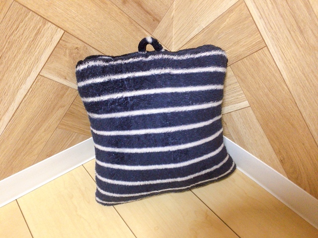 【ニトリ 着る毛布 ロング丈(Nウォーム i-n ロングV NV ボーダー M)】使わない時はクッションになります