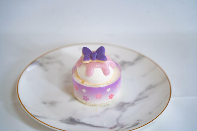 デイジーダック：チーズホイップクリームのロールケーキ｜銀座コージーコーナー＜ミッキー＆フレンズ＞お花見パーティー（8個入）3,132円