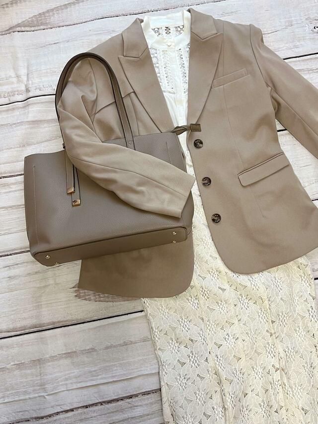 【ファッションセンターしまむら】ベージュのトートバックを合わせたお仕事コーデ:スカートスタイル
