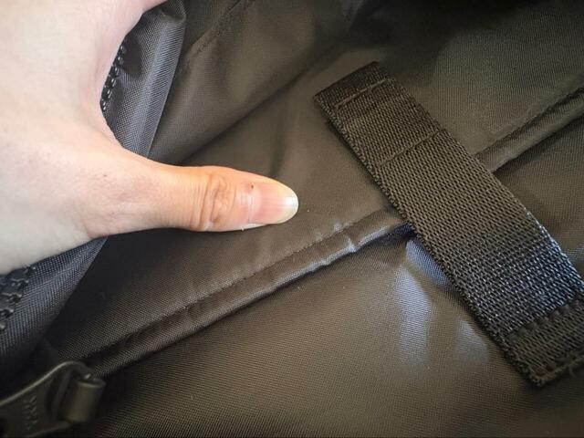 【UNIQLO マルチポケットショルダーバッグ】メイン収納部の大きなポケットはクッション入りなので、ノートPCやタブレットを入れるのもおすすめ♪