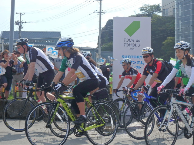 ツール・ド・東北2015／周囲に笑顔を見せながら軽快に走りだすケネディ氏