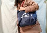 『LEE 1・2月合併号：付録 L.L.BeanのBIGショルダートートバッグ』持ち手が長いので、アウターを着ても持ちやすい