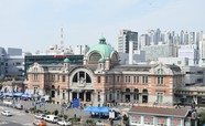 旧・京城駅舎の昼景（ソウル路7017から撮影）。左隣りには日本からの旅行者が帰りがけにおみやげを買うところとして知られているEマートがある