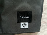 バッグの下部には「emmi」と「SHAKA」のブランドロゴタグ付き