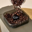ステンレス製コーン式グラインダーが豆を低回転で均一に挽く【全自動コーヒーマシン「COFFEE CRUSH」】