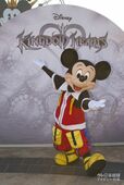 『キングダムハーツ』のコスチュームを着たミッキー