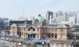 旧・京城駅舎の昼景（ソウル路7017から撮影）。左隣りには日本からの旅行者が帰りがけにおみやげを買うところとして知られているEマートがある