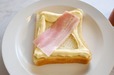 【卵とベーコンのマヨトースト】ベーコンをのせる