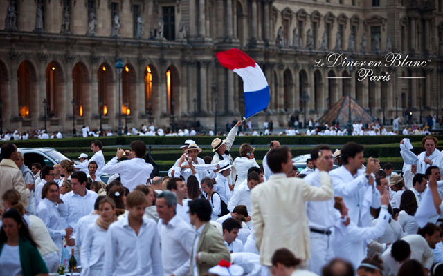 超優雅な“白”で統一されたパーティー「ディネ・アン・ブラン」