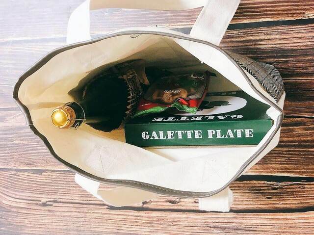 【カルディ りんごバッグ】かわいいりんごデザインのバッグ！ 人気のフランス産りんごのお酒やスイーツ4点がセットになっています