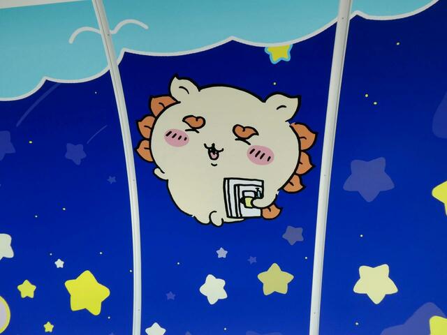 資格の教材でしょうか？本を片手に笑顔のシーサー、尊いです…！