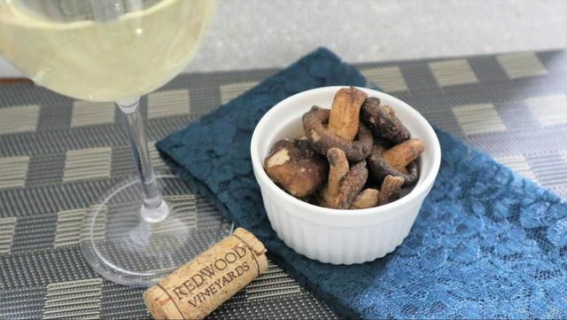 【イオンVSカルディ】カルディのしいたけスナックが500円台ワインに合う