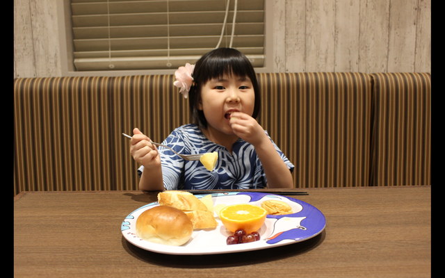 子ども用の皿に自分で取り分けた料理たち。