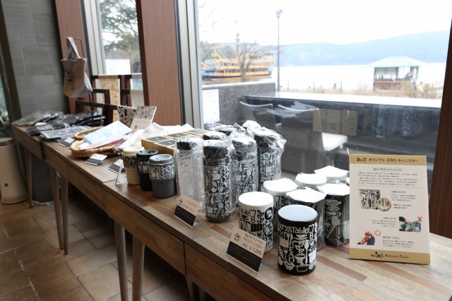 オリジナルのマグや文具なども人気だ