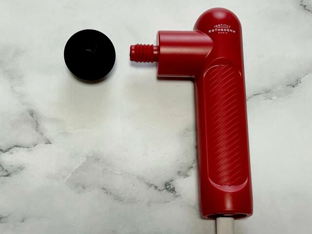 くるくる回すとアタッチメントは取り外すことができます【＆ROSY（アンドロージー）10月号】付録「エステダム：フェイス＆ボディケアガン」