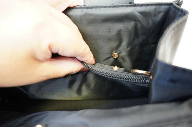 ポーチのボタンをつけることでバッグに装着できる