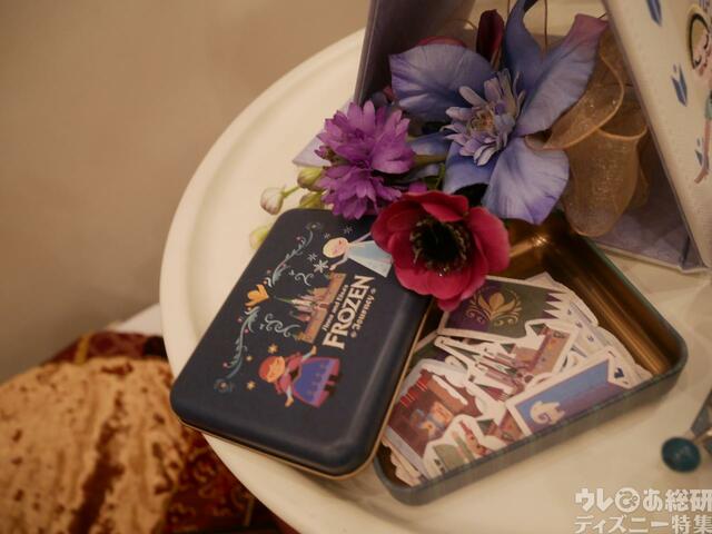 シール 1,000円|「アナとエルサのフローズンジャーニー」をテーマにしたグッズ|東京ディズニーシー新テーマポート「ファンタジースプリングス」|販売店舗:東京ディズニーシー「エンポーリオ」|発売日:2024年5月28日(火)