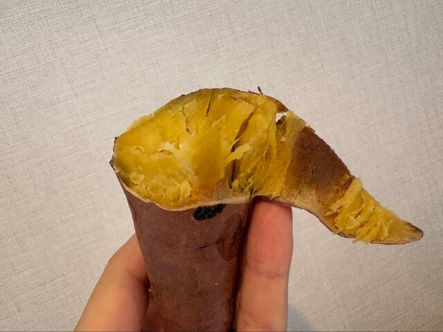 【コストコ 紅天使焼きいも】ほろっとほぐれるしっとりした食感で、甘い香りが広がりそのまま何もつけなくても十分おいしいです♪
