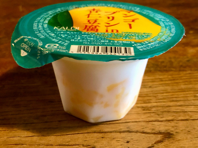 【カルディ マンゴープリンin杏仁豆腐】マンゴープリンと杏仁豆腐の色合いがまた鮮やかで可愛いですね