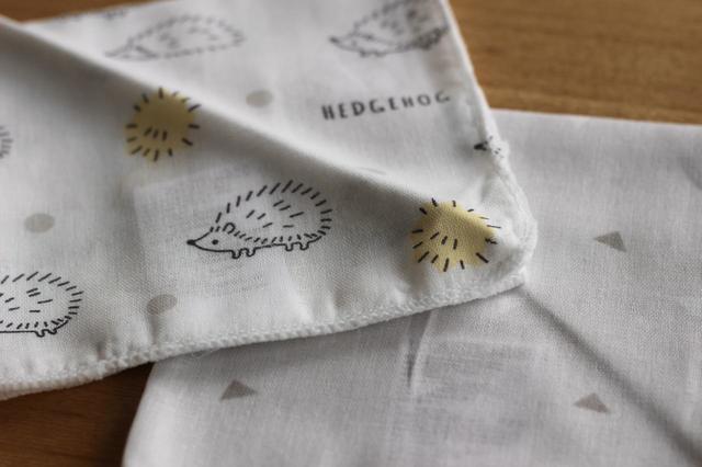 【ダイソー】プリントガーゼハンカチ　ハリネズミ／100円