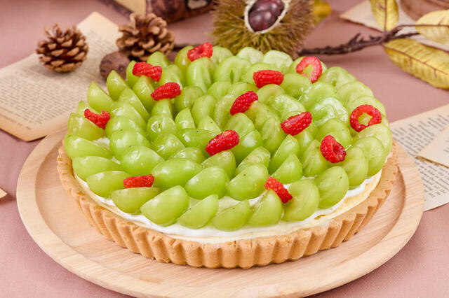 「シャインマスカットのタルト」＜期間：2025年10月1日～12月14日＞【ホテルメイドの“焼き立てシュガーバタークレープ”も好きなだけ♪秋の味覚を堪能できる「オータムスイーツブッフェ」開催】