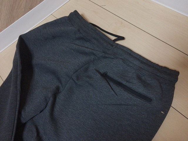 【ワークマン ダブルフェイステーパードストレッチパンツ】ポケットはジッパー付き