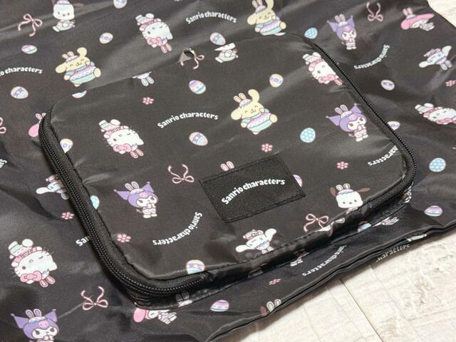 フロントにはWファスナーで開閉するポケット付き。このポケットにバッグ本体を折りたたんで収納できる、パッカブル仕様になっています！