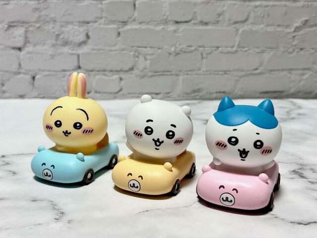 仲良くドライブを楽しむ3人。ぜひ並べて飾ってくださいね！