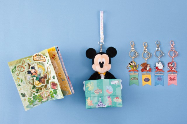 グリーティングカード 1,000円、ポケットティッシュ入れ 2,200円、キーチェーン 各1,300円