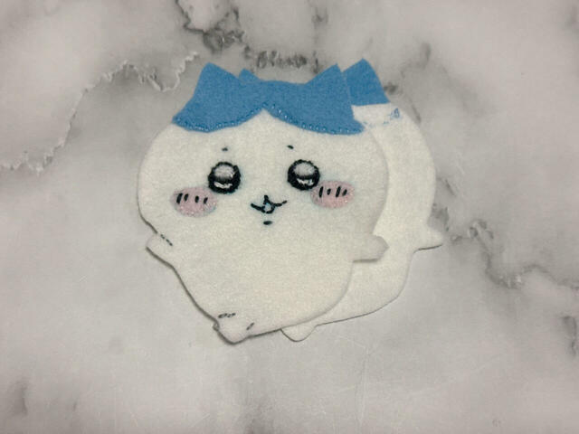 足の線を刺繍し、本体を巻きかがりで縫い合わせていきます