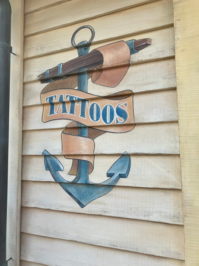 パークのレストランは外観も凝ってますよね。【東京ディズニーランドで見つけたメガグルメ】