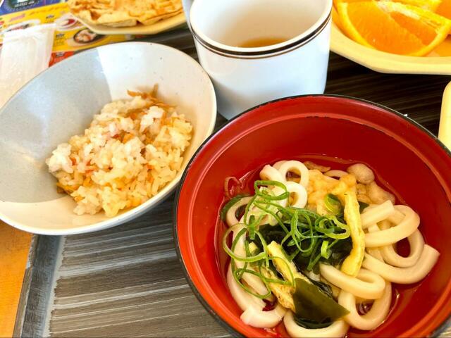 【ココス 朝食バイキング】筆者3巡目。混ぜご飯も個人的ヒットなおいしさでした